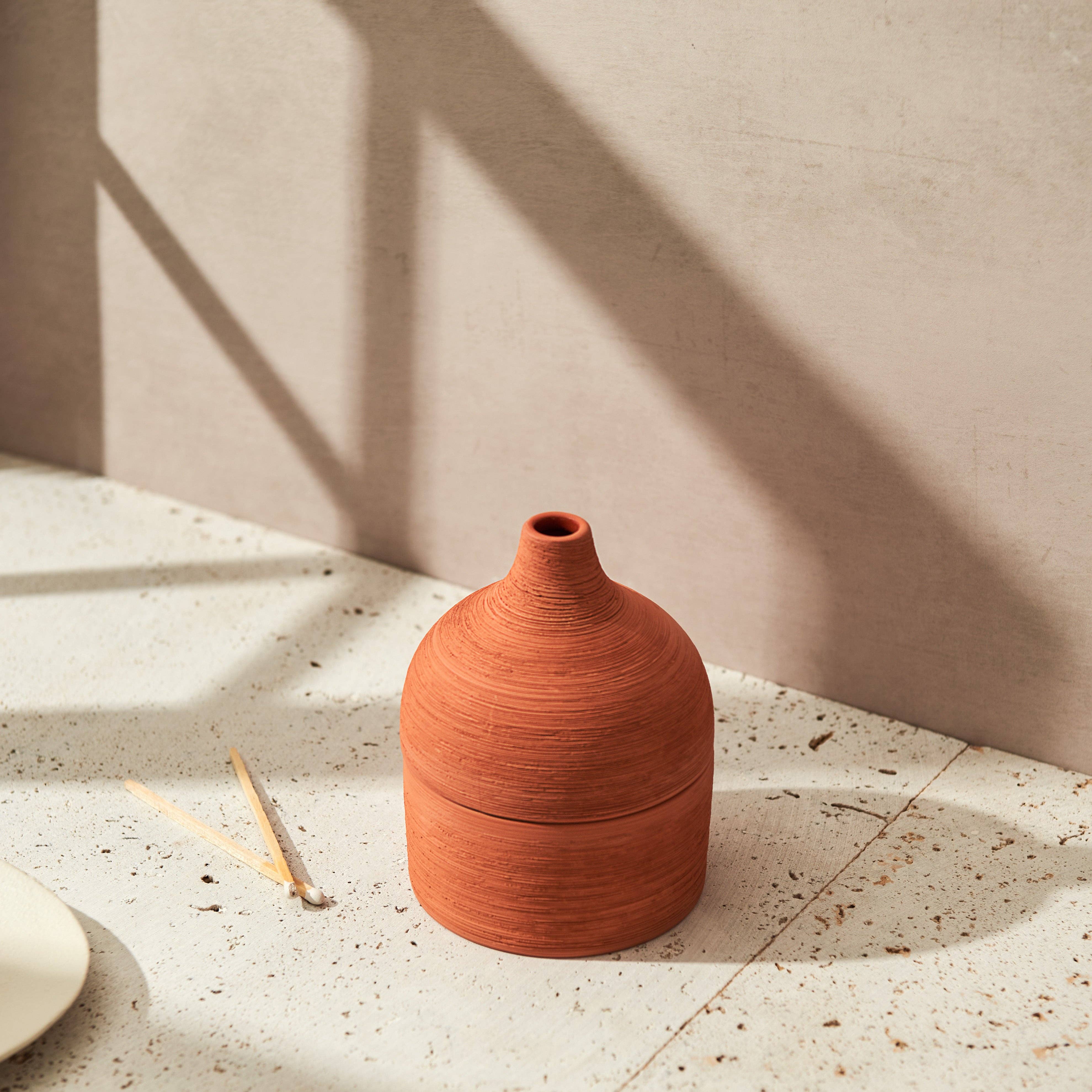 Moroccan Amber & Orris Root Textured Terracotta Candle - Image 2