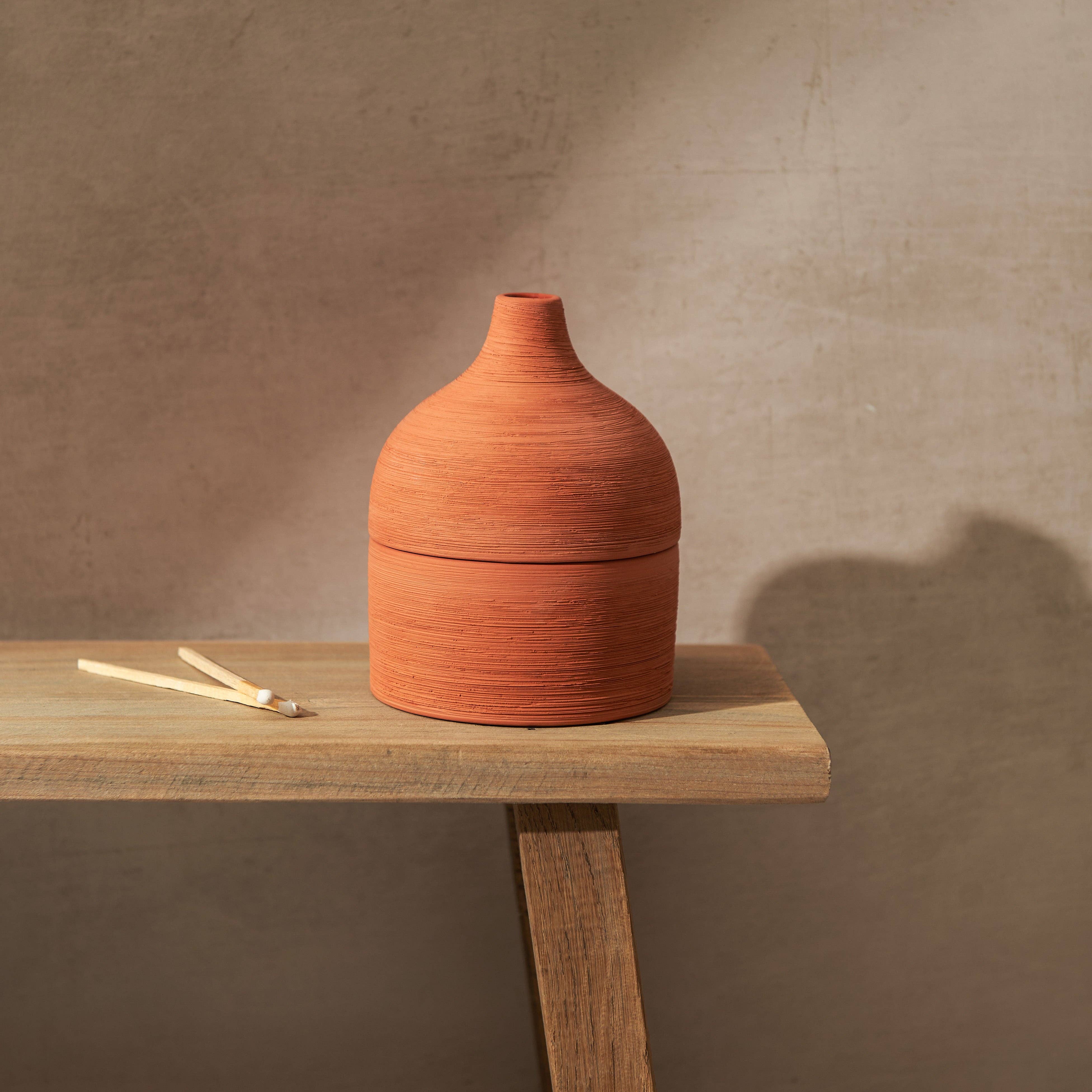 Moroccan Amber & Orris Root Textured Terracotta Candle - Image 4
