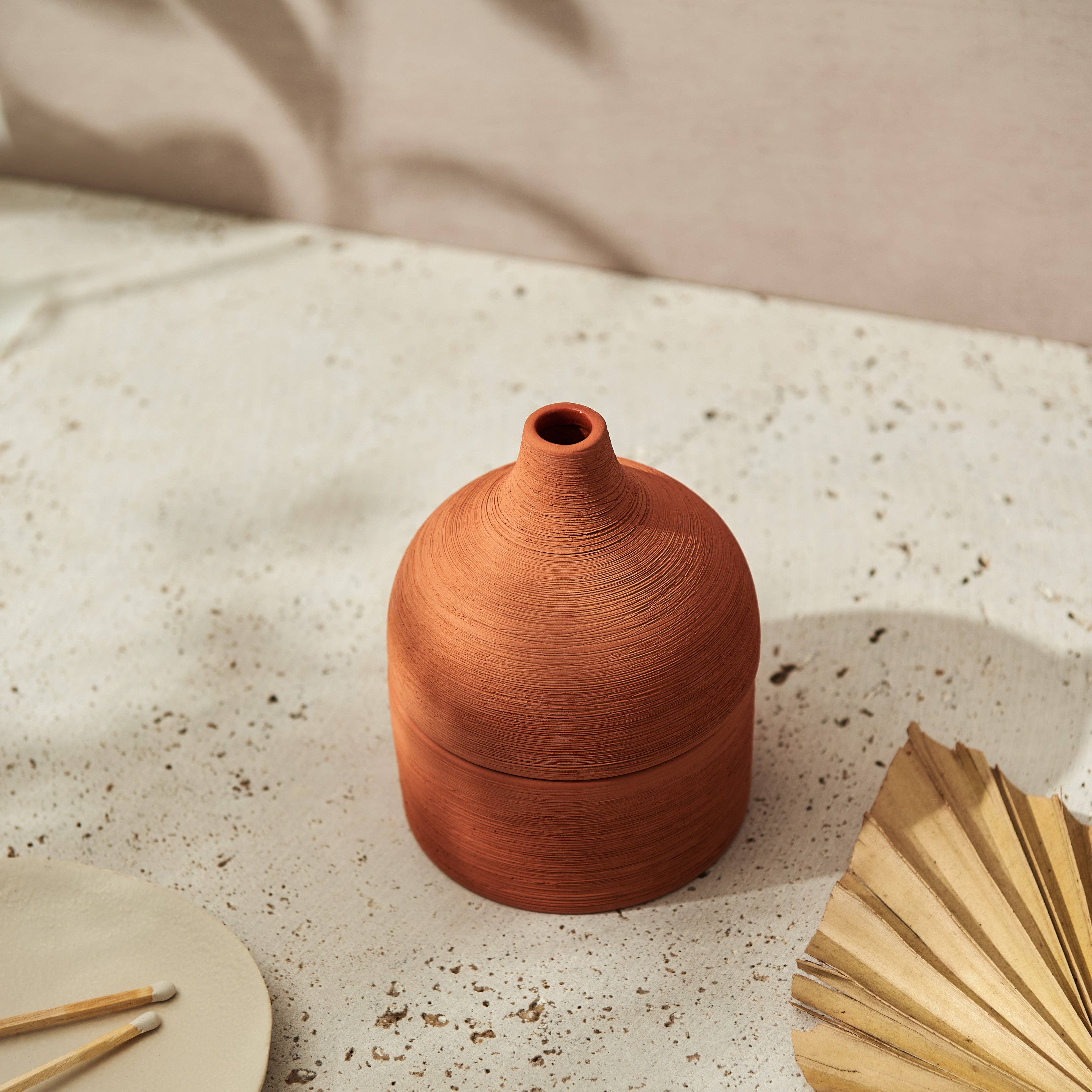 Moroccan Amber & Orris Root Textured Terracotta Candle - Image 5