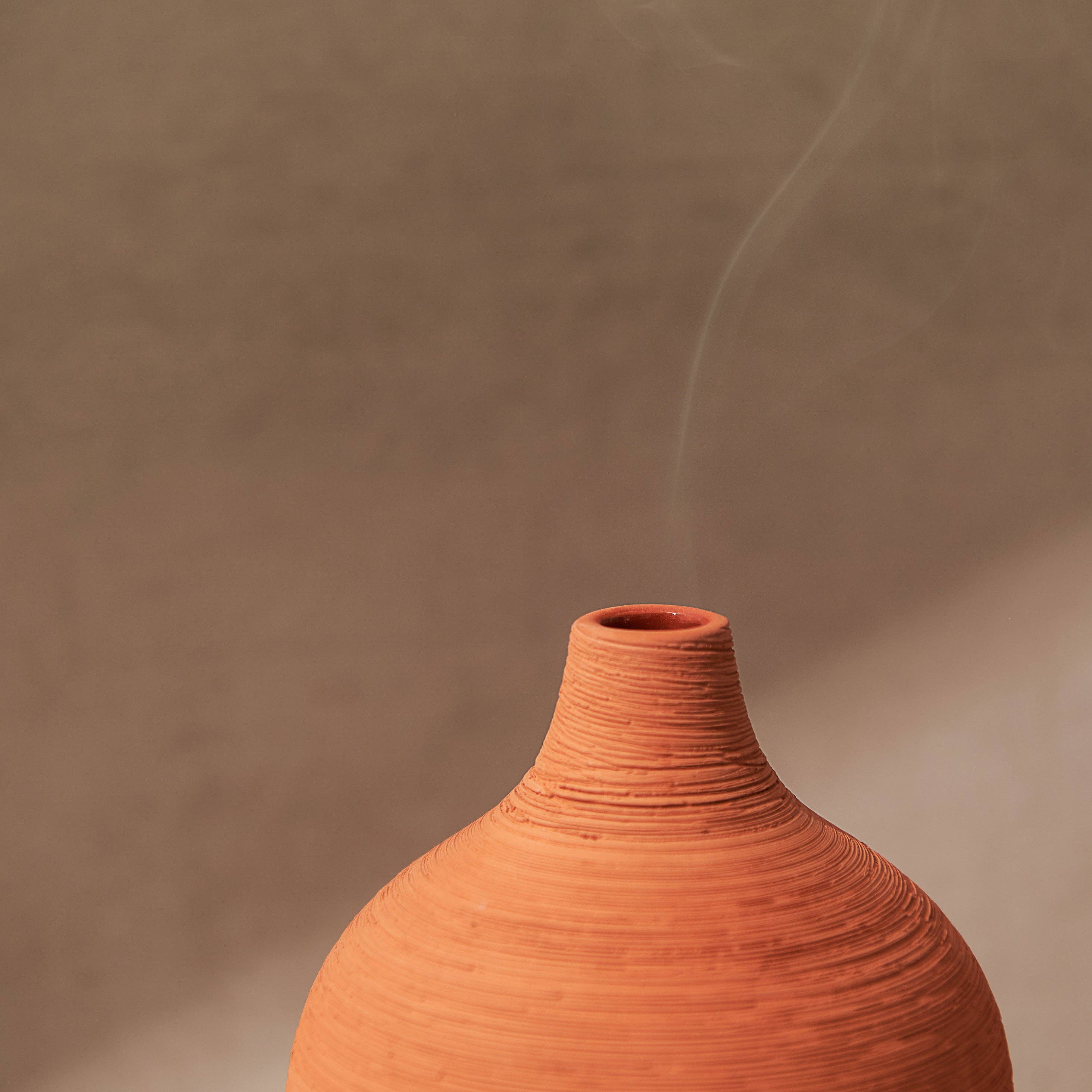 Moroccan Amber & Orris Root Textured Terracotta Candle - Image 6